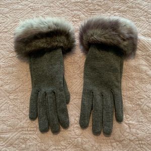 ***SOLD*** Grey Faux Fur Lined Gloves